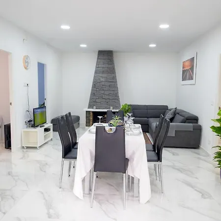Holiday home Relax House Barcelone Sant Esteve Sesrovires